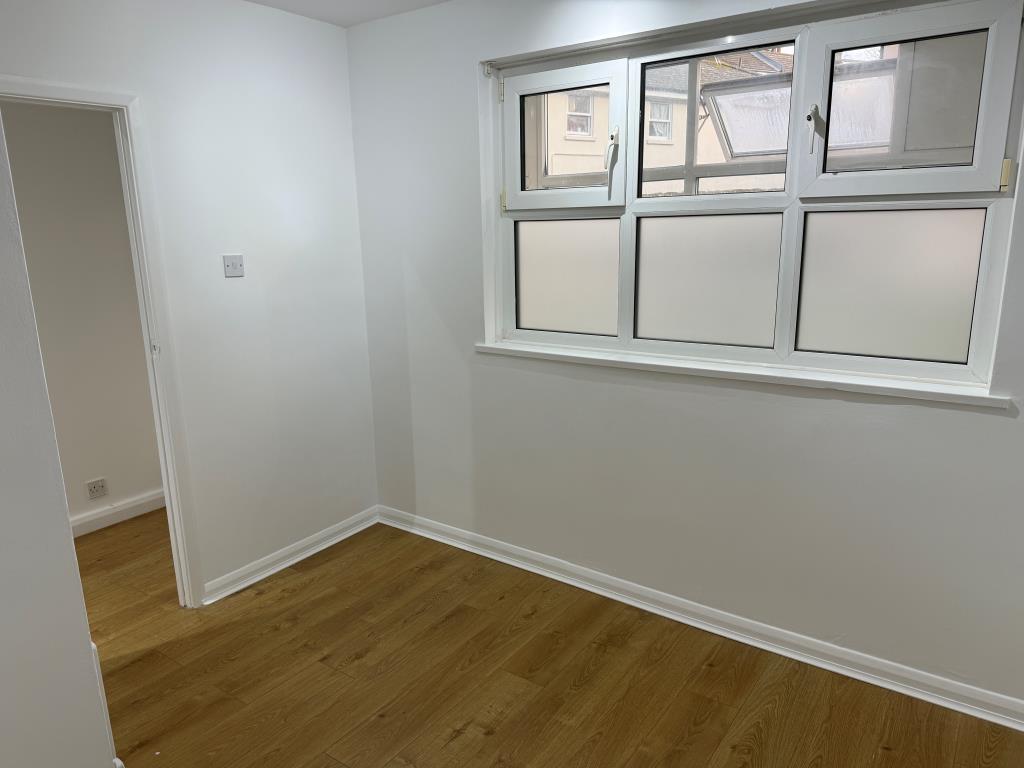 Lot: 120 - GROUND FLOOR FLAT FOR INVESTMENT CLOSE CITY CENTRE - Second bedroom with internal window